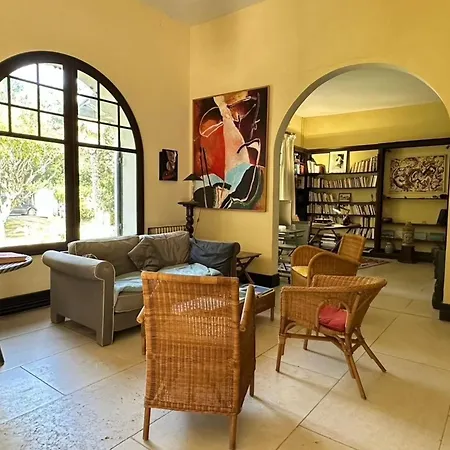 Vakantiehuis Spacious House With Pool Near The Beaches